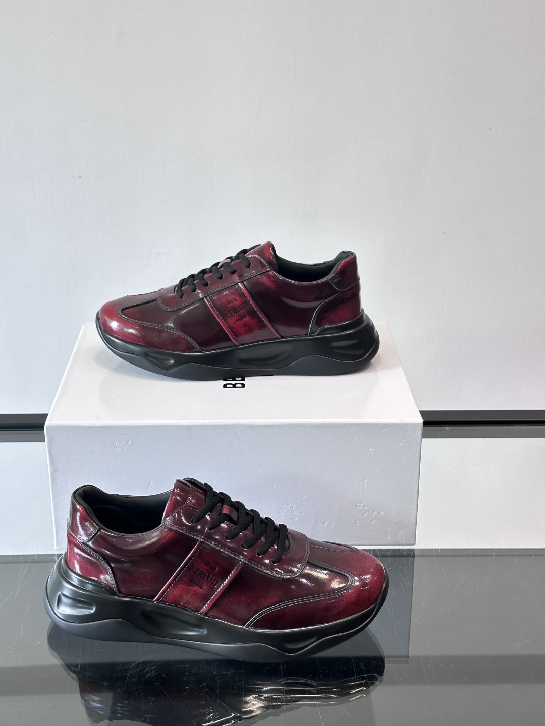 Berluti镜面金属运动鞋，意大利奢侈品牌出品，鞋面采用高光泽金属漆皮，未来感满满！鞋侧有品牌标志，细