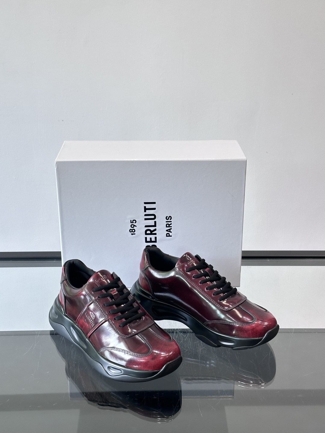Berluti镜面金属运动鞋，意大利奢侈品牌出品，鞋面采用高光泽金属漆皮，未来感满满！鞋侧有品牌标志，细