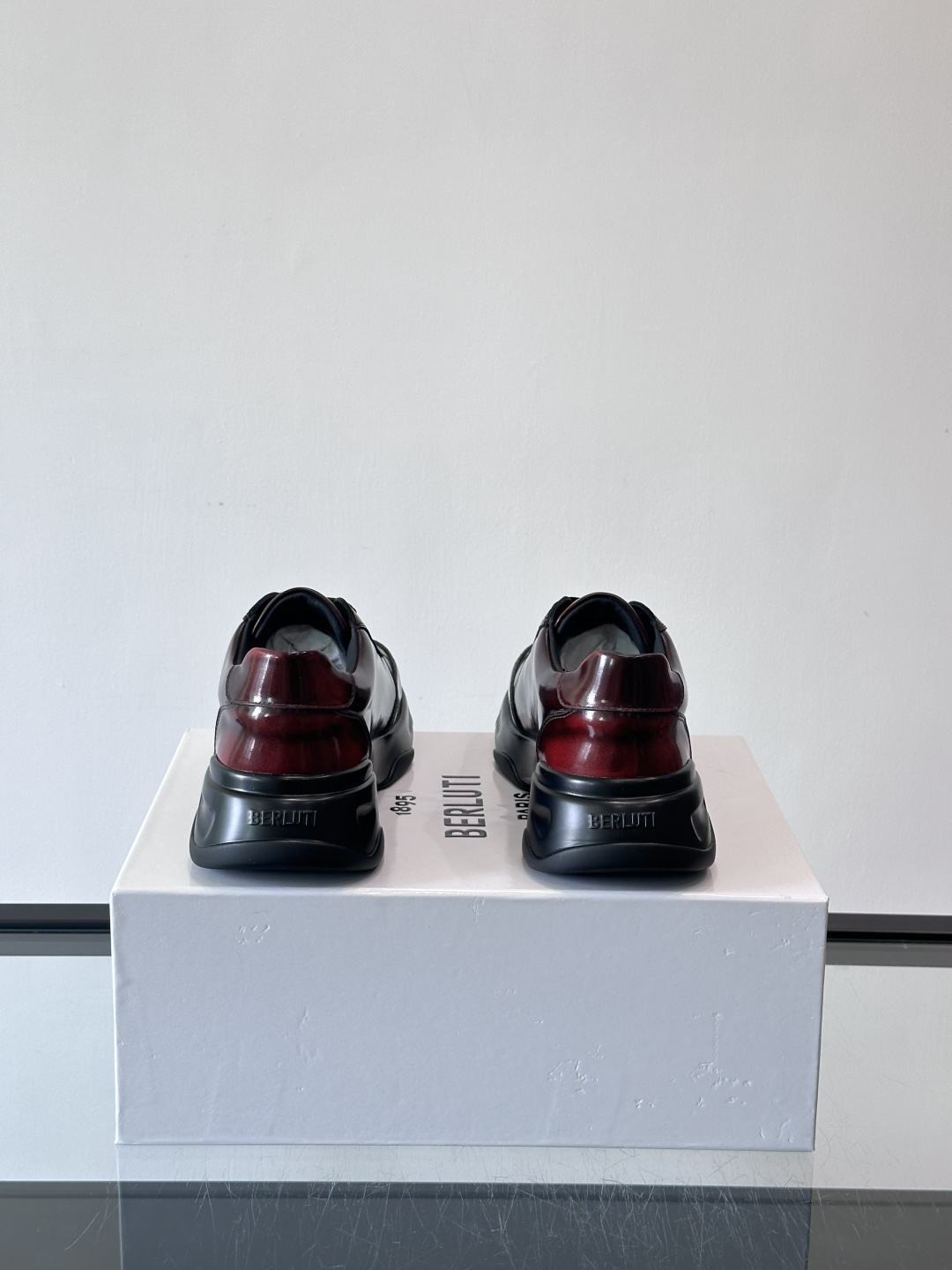 Berluti镜面金属运动鞋，意大利奢侈品牌出品，鞋面采用高光泽金属漆皮，未来感满满！鞋侧有品牌标志，细