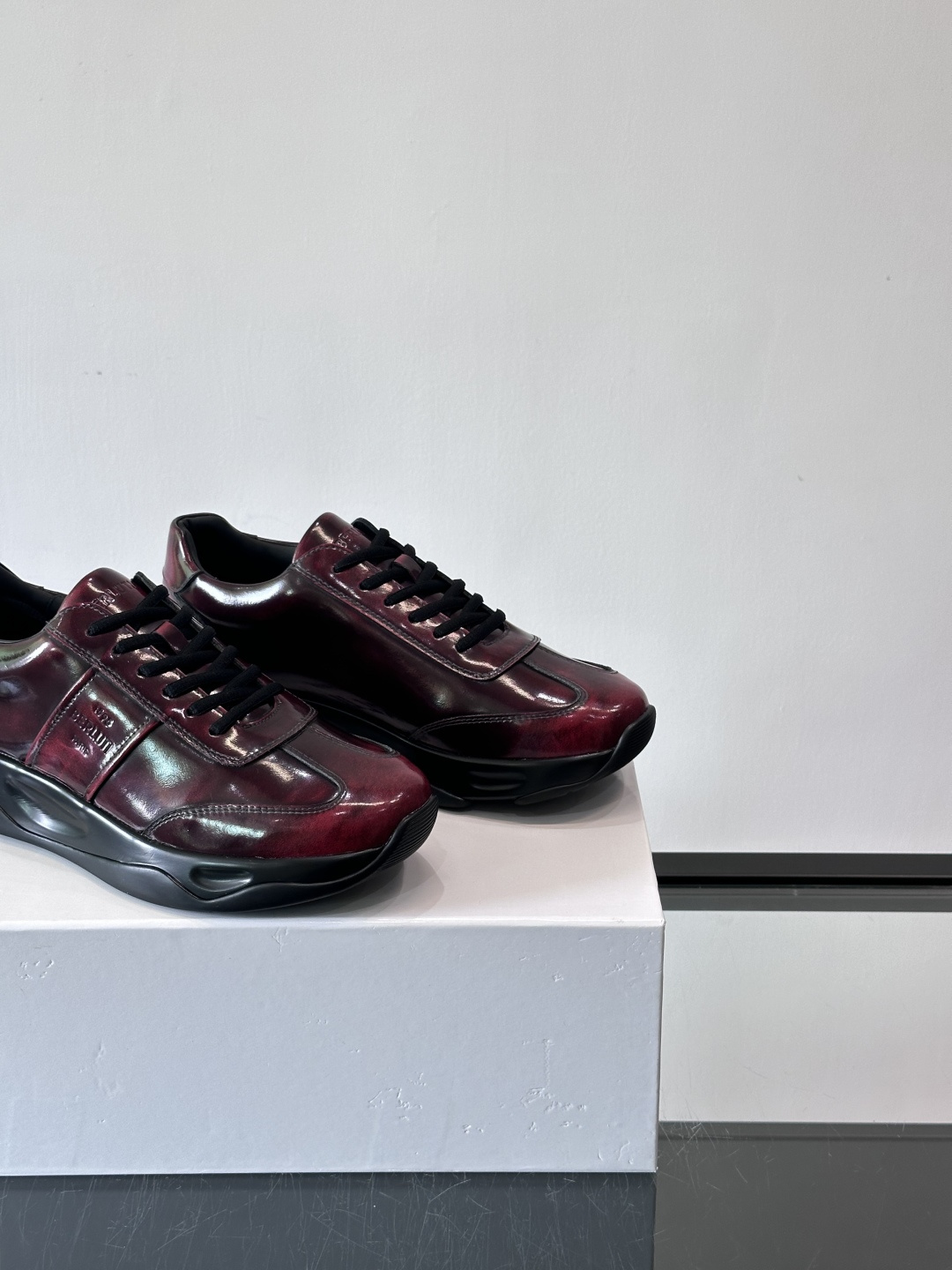 Berluti镜面金属运动鞋，意大利奢侈品牌出品，鞋面采用高光泽金属漆皮，未来感满满！鞋侧有品牌标志，细