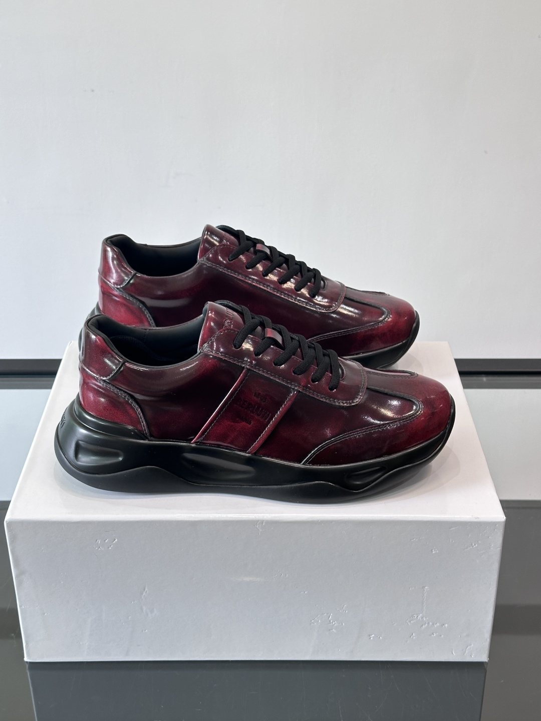 Berluti镜面金属运动鞋，意大利奢侈品牌出品，鞋面采用高光泽金属漆皮，未来感满满！鞋侧有品牌标志，细