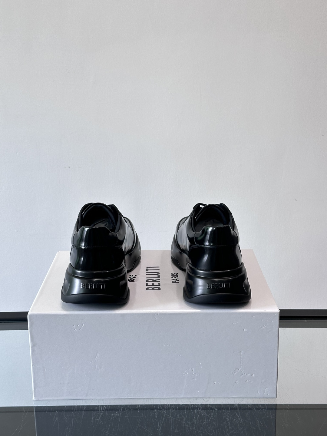 Berluti镜面金属运动鞋，意大利奢侈品牌出品，鞋面采用高光泽金属漆皮，未来感满满！鞋侧有品牌标志，细