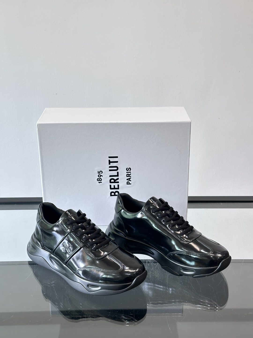 Berluti镜面金属运动鞋，意大利奢侈品牌出品，鞋面采用高光泽金属漆皮，未来感满满！鞋侧有品牌标志，细