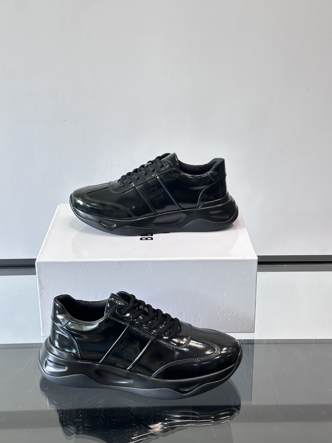 Berluti镜面金属运动鞋，意大利奢侈品牌出品，鞋面采用高光泽金属漆皮，未来感满满！鞋侧有品牌标志，细