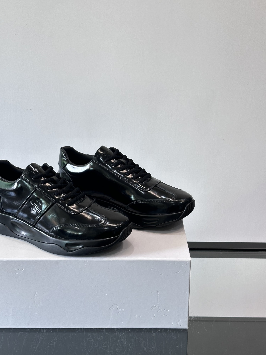 Berluti镜面金属运动鞋，意大利奢侈品牌出品，鞋面采用高光泽金属漆皮，未来感满满！鞋侧有品牌标志，细