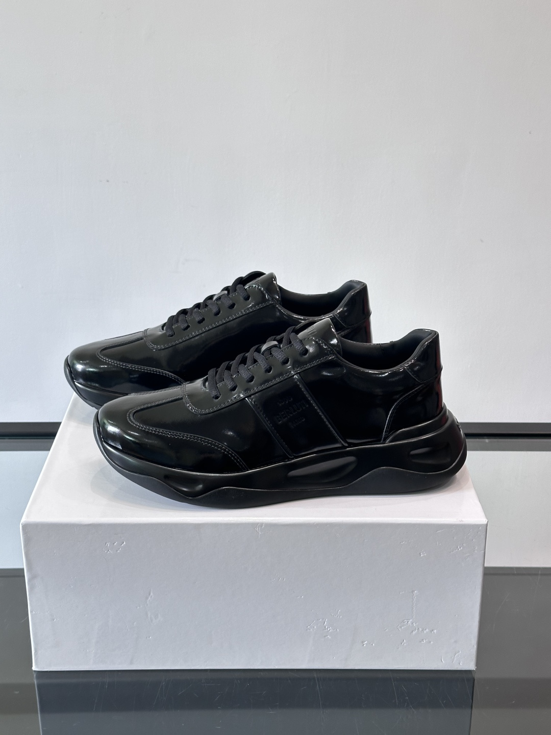 Berluti镜面金属运动鞋，意大利奢侈品牌出品，鞋面采用高光泽金属漆皮，未来感满满！鞋侧有品牌标志，细