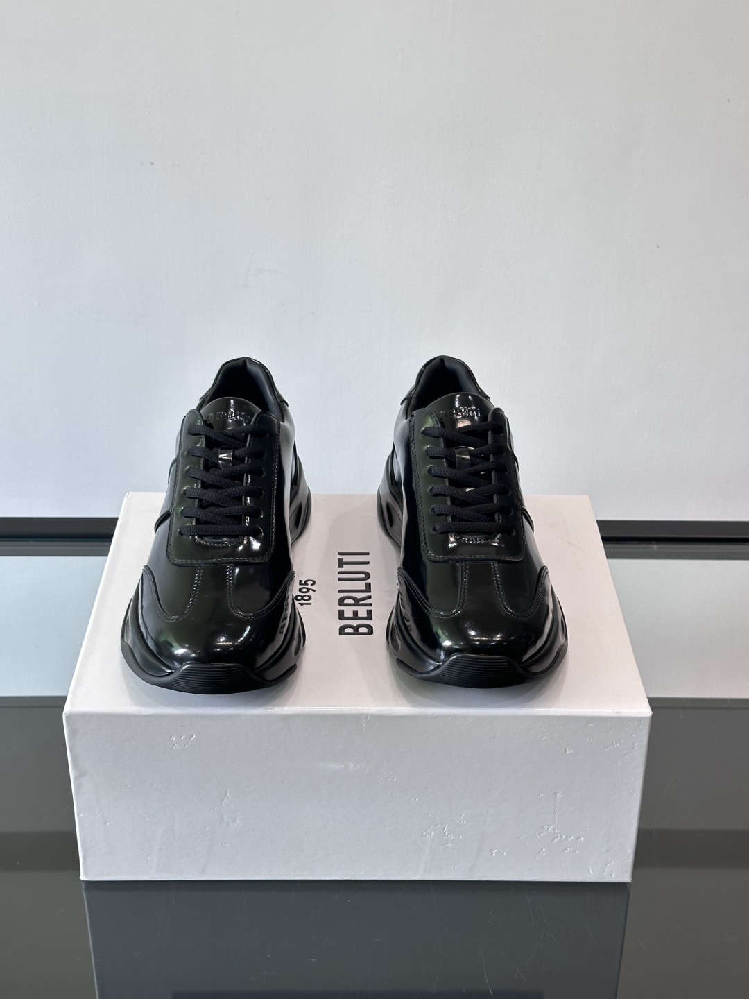 Berluti镜面金属运动鞋，意大利奢侈品牌出品，鞋面采用高光泽金属漆皮，未来感满满！鞋侧有品牌标志，细