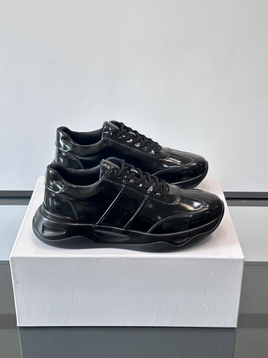 Berluti镜面金属运动鞋，意大利奢侈品牌出品，鞋面采用高光泽金属漆皮，未来感满满！鞋侧有品牌标志，细