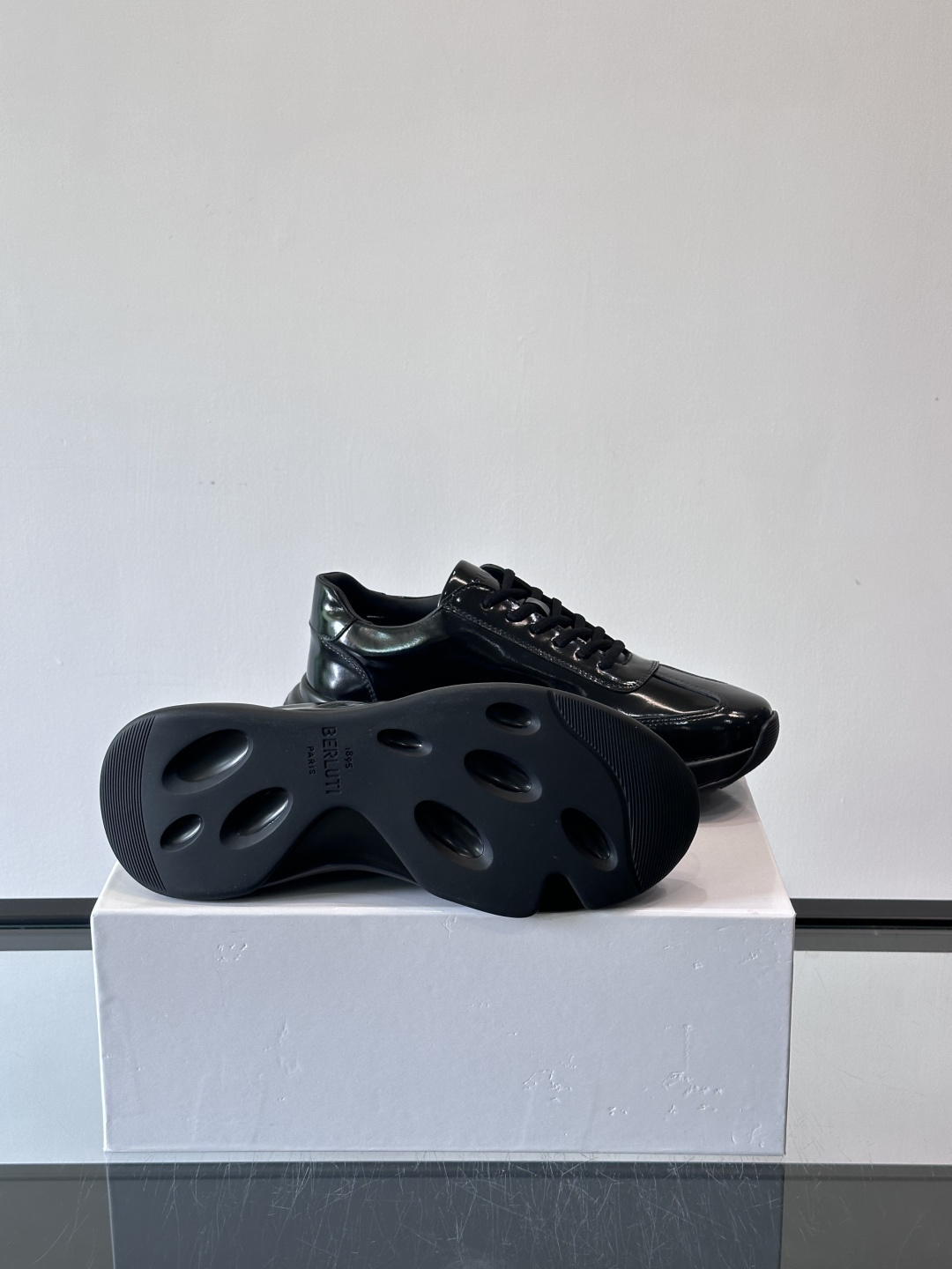 Berluti镜面金属运动鞋，意大利奢侈品牌出品，鞋面采用高光泽金属漆皮，未来感满满！鞋侧有品牌标志，细