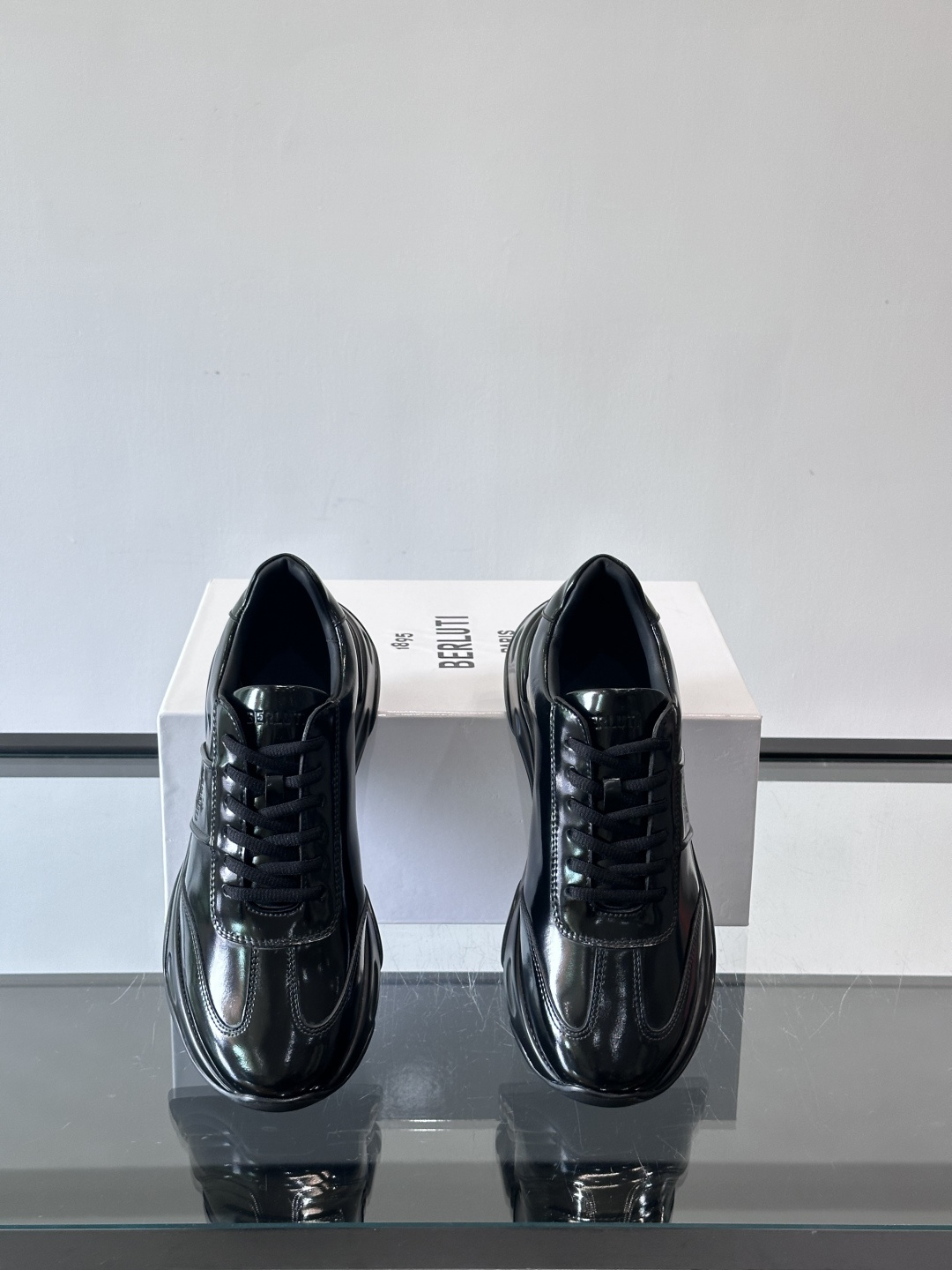 Berluti镜面金属运动鞋，意大利奢侈品牌出品，鞋面采用高光泽金属漆皮，未来感满满！鞋侧有品牌标志，细