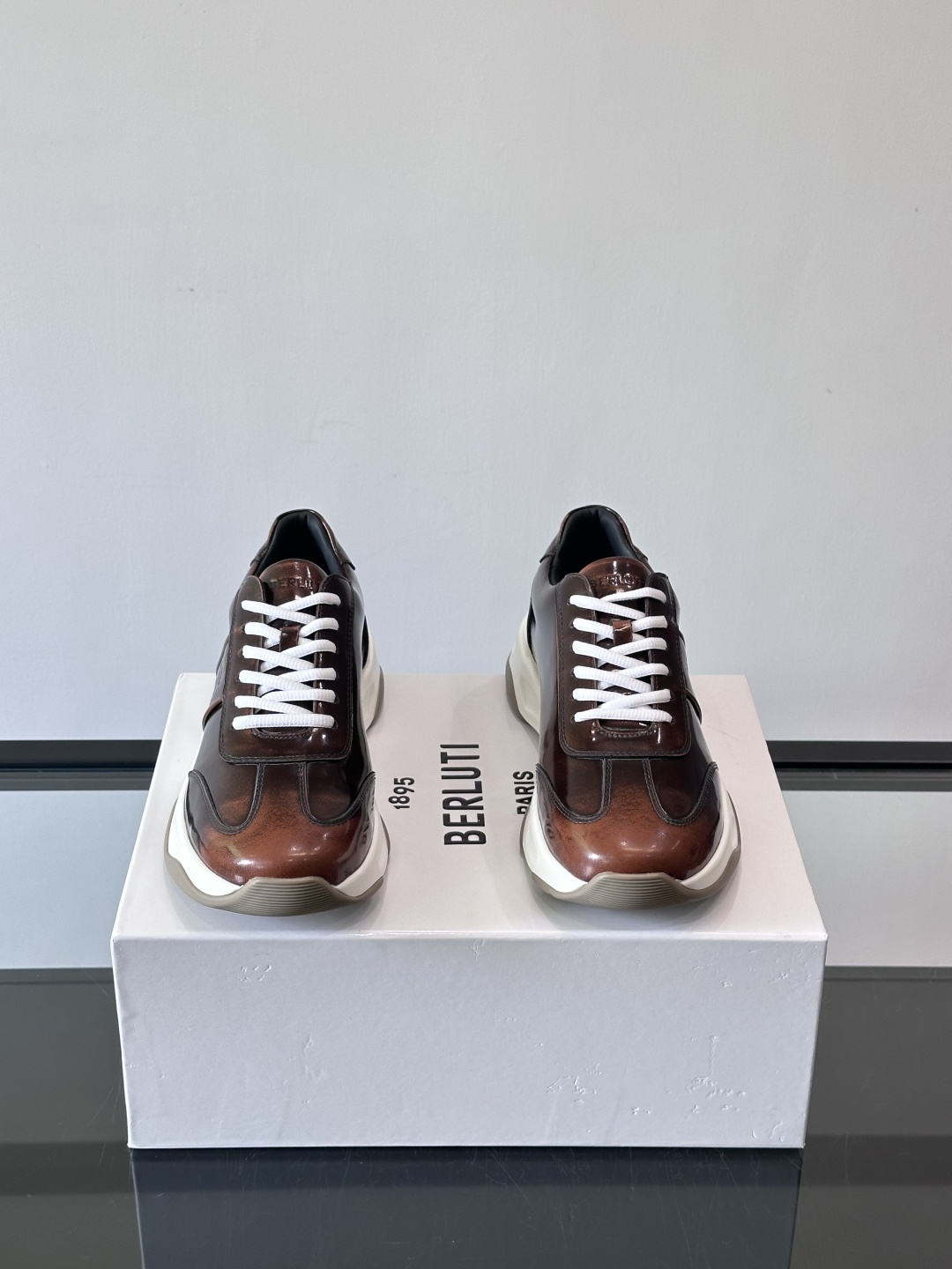 Berluti镜面金属运动鞋，意大利奢侈品牌出品，鞋面采用高光泽金属漆皮，未来感满满！鞋侧有品牌标志，细