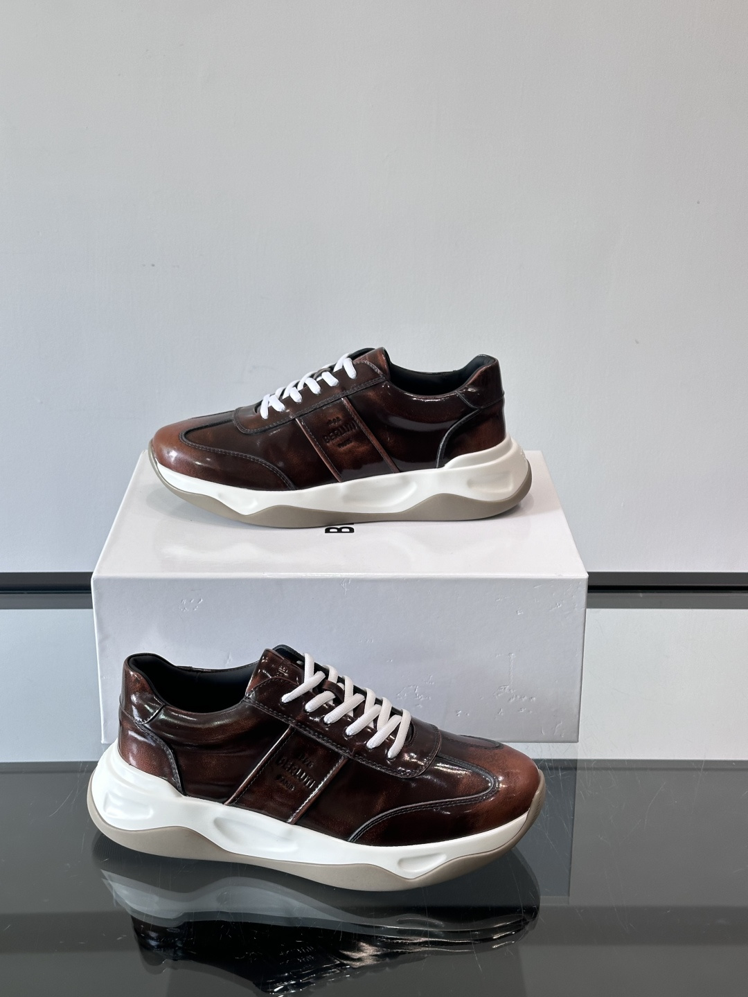 Berluti镜面金属运动鞋，意大利奢侈品牌出品，鞋面采用高光泽金属漆皮，未来感满满！鞋侧有品牌标志，细