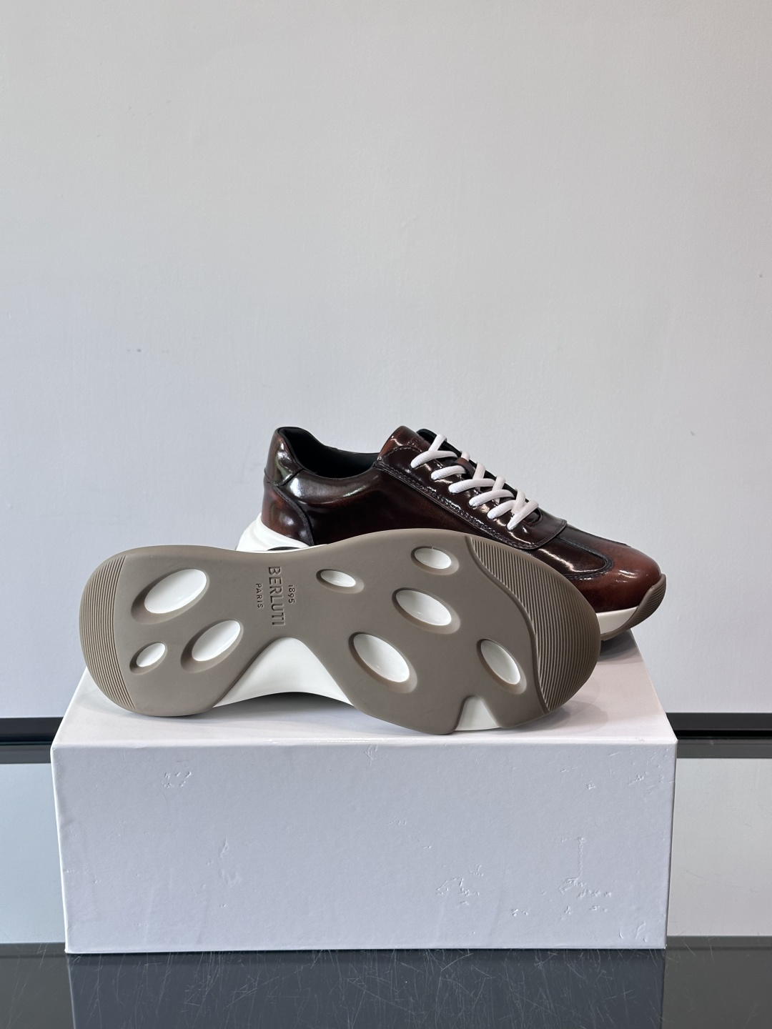 Berluti镜面金属运动鞋，意大利奢侈品牌出品，鞋面采用高光泽金属漆皮，未来感满满！鞋侧有品牌标志，细