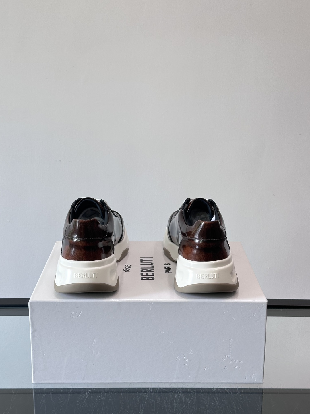 Berluti镜面金属运动鞋，意大利奢侈品牌出品，鞋面采用高光泽金属漆皮，未来感满满！鞋侧有品牌标志，细