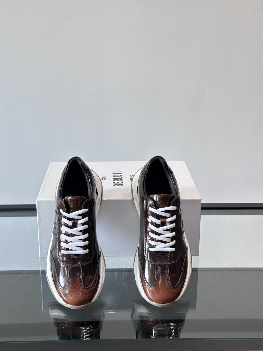 Berluti镜面金属运动鞋，意大利奢侈品牌出品，鞋面采用高光泽金属漆皮，未来感满满！鞋侧有品牌标志，细