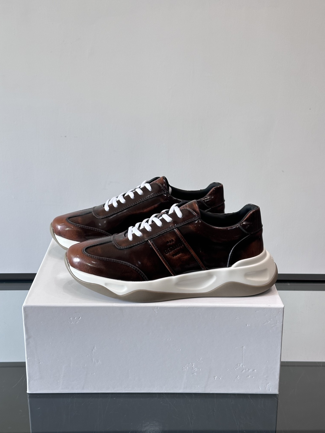 Berluti镜面金属运动鞋，意大利奢侈品牌出品，鞋面采用高光泽金属漆皮，未来感满满！鞋侧有品牌标志，细