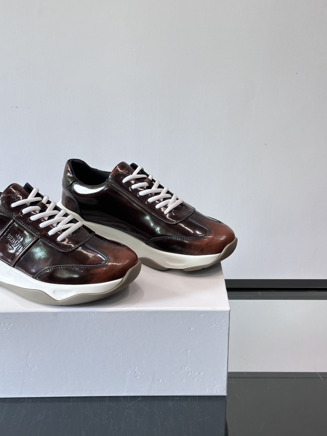 Berluti镜面金属运动鞋，意大利奢侈品牌出品，鞋面采用高光泽金属漆皮，未来感满满！鞋侧有品牌标志，细