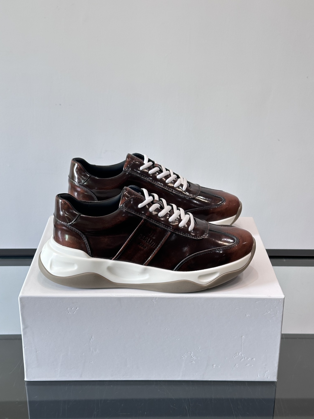 NO:574685,Berluti mirror metal sneakers are produced by an Italian luxury brand. The uppers are made of high-gloss metallic patent leather, which is full of futuristic feeling!  There is a brand logo on the side of the shoe, the details are exquisite, and the sole is made of rubber, which is comfortable and wear-resistant. It has a light business + casual style, which is very suitable for spring and autumn. It goes well with simple or formal wear, and it directly enhances your sense of fashion!  The brand was founded in 1895 and is famous for its high-end leather goods and shoes, with both quality and design. ,size39-44 (customized at 38.45),,sneakers19860909Berluti镜面金属运动鞋,意大利奢侈品牌出品,鞋面采用高光泽金属漆皮,未来感满满！鞋侧有品牌标志,细节精致,鞋底橡胶材质,穿着舒适又耐磨.轻商务+休闲风格,春秋季节超适合,搭配简约或正装都很出彩,时尚感直接拉满！品牌创立于1895年,以高端皮具和鞋履闻名,品质与设计感兼具. ,size39-44（38.45定制）,,sneakers,Men's shoes