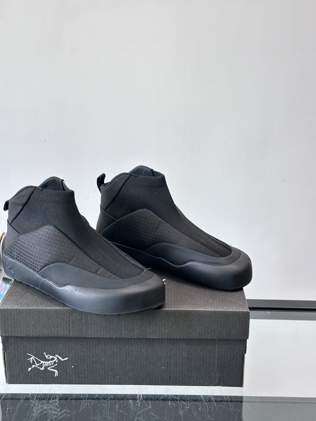 始祖鸟Kragg高帮舒缓鞋，主打徒步登山后舒缓脚掌疲劳，鞋面热熔网织+织物，透气又有支撑力。中底压缩EV