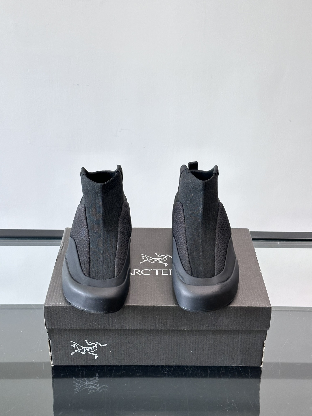 始祖鸟Kragg高帮舒缓鞋，主打徒步登山后舒缓脚掌疲劳，鞋面热熔网织+织物，透气又有支撑力。中底压缩EV