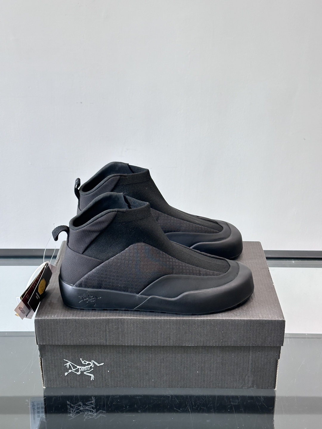 NO:575550,Arc'teryx Kragg high-top comfort shoes are mainly designed to relieve fatigue on the soles of the feet after hiking and mountain climbing. The uppers are hot-melt mesh + fabric, breathable and supportive. The midsole is compressed EVA cushioning, rebounds to absorb impact, and the sole is Vibram  Megagrip has super grip and full marks for wear resistance. The slip-on design is super easy to put on and take off, and the toe head is reinforced for more durability. The autumn and winter style is thicker and warmer, suitable for hiking, commuting, and daily wear. It has a wide range of sizes and can be chosen by both men and women. The black color is versatile, practical and comfortable, and is a must-have for recovery after outdoor sports!  ,size39-45,sneaker series arc'teryx,sneakers19860909始祖鸟Kragg高帮舒缓鞋,主打徒步登山后舒缓脚掌疲劳,鞋面热熔网织+织物,透气又有支撑力.中底压缩EVA缓震,回弹吸收冲击,鞋底Vibram Megagrip,抓地力超强,耐磨性满分.一脚蹬设计,穿脱超方便,鞋头加固更耐用.秋冬款加厚保暖,适合徒步、通勤、日常穿搭,尺码覆盖广,男女都能选,黑色百搭,实用又舒适,户外运动后恢复必备！ ,size39-45,运动鞋系列arc'teryx,sneakers,Men's shoes