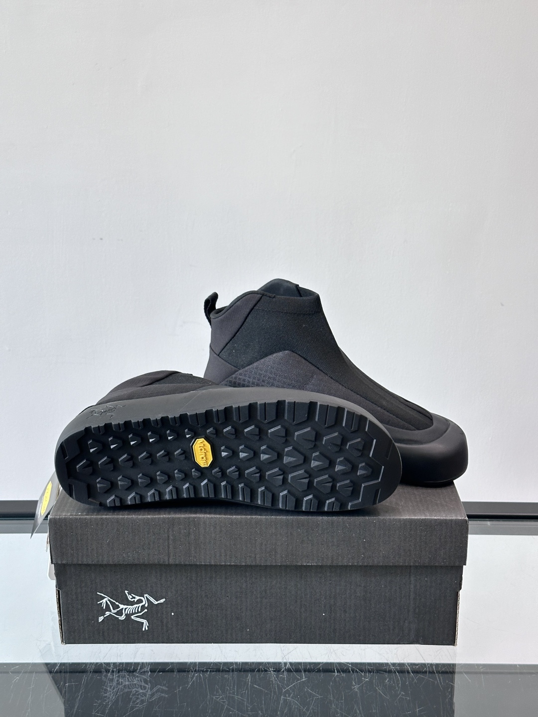 始祖鸟Kragg高帮舒缓鞋，主打徒步登山后舒缓脚掌疲劳，鞋面热熔网织+织物，透气又有支撑力。中底压缩EV