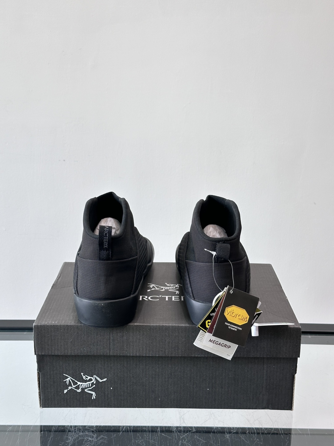 始祖鸟Kragg高帮舒缓鞋，主打徒步登山后舒缓脚掌疲劳，鞋面热熔网织+织物，透气又有支撑力。中底压缩EV