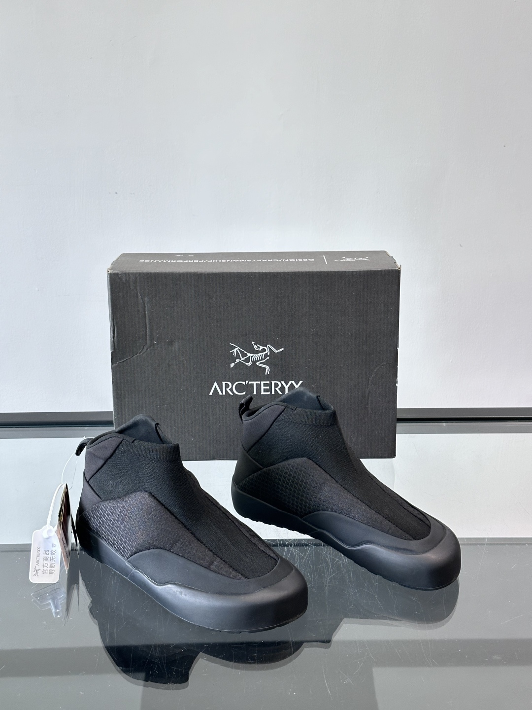 始祖鸟Kragg高帮舒缓鞋，主打徒步登山后舒缓脚掌疲劳，鞋面热熔网织+织物，透气又有支撑力。中底压缩EV