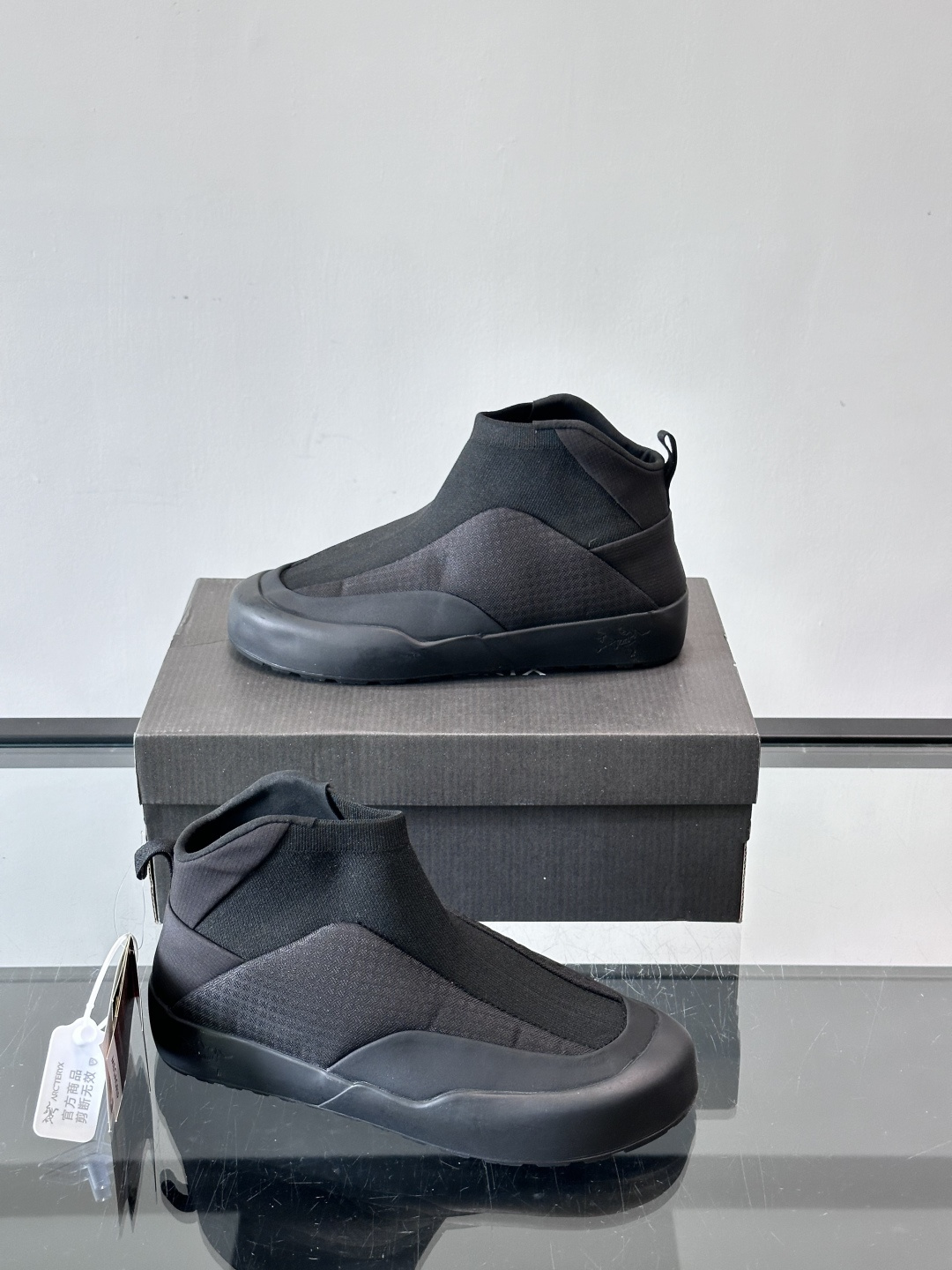 始祖鸟Kragg高帮舒缓鞋，主打徒步登山后舒缓脚掌疲劳，鞋面热熔网织+织物，透气又有支撑力。中底压缩EV