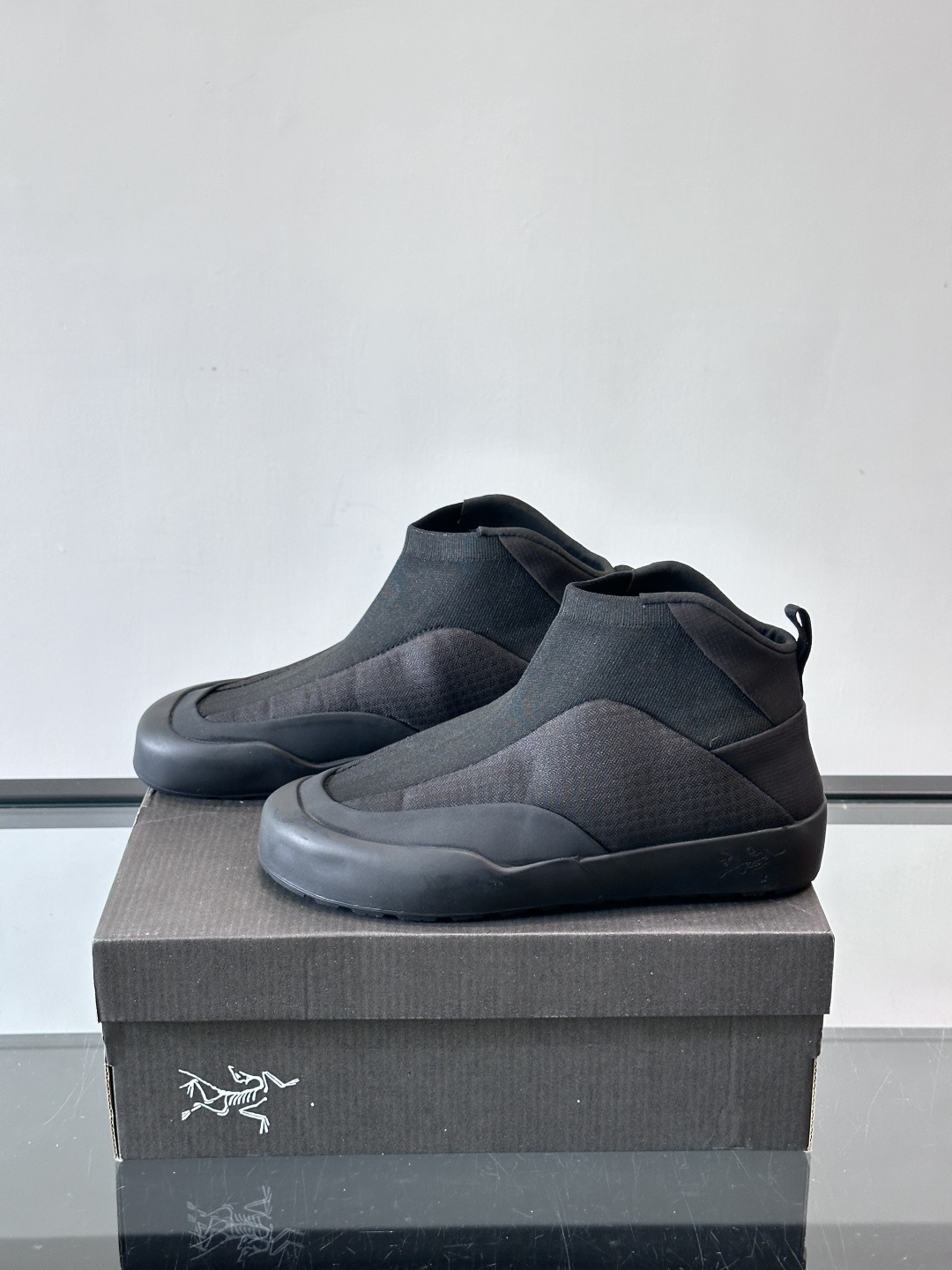 始祖鸟Kragg高帮舒缓鞋，主打徒步登山后舒缓脚掌疲劳，鞋面热熔网织+织物，透气又有支撑力。中底压缩EV