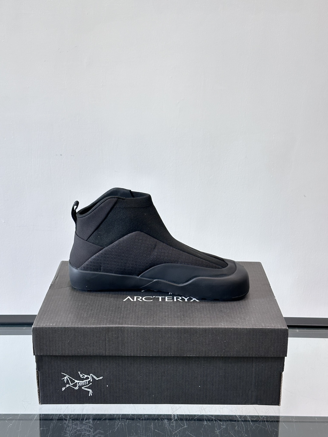 始祖鸟Kragg高帮舒缓鞋，主打徒步登山后舒缓脚掌疲劳，鞋面热熔网织+织物，透气又有支撑力。中底压缩EV