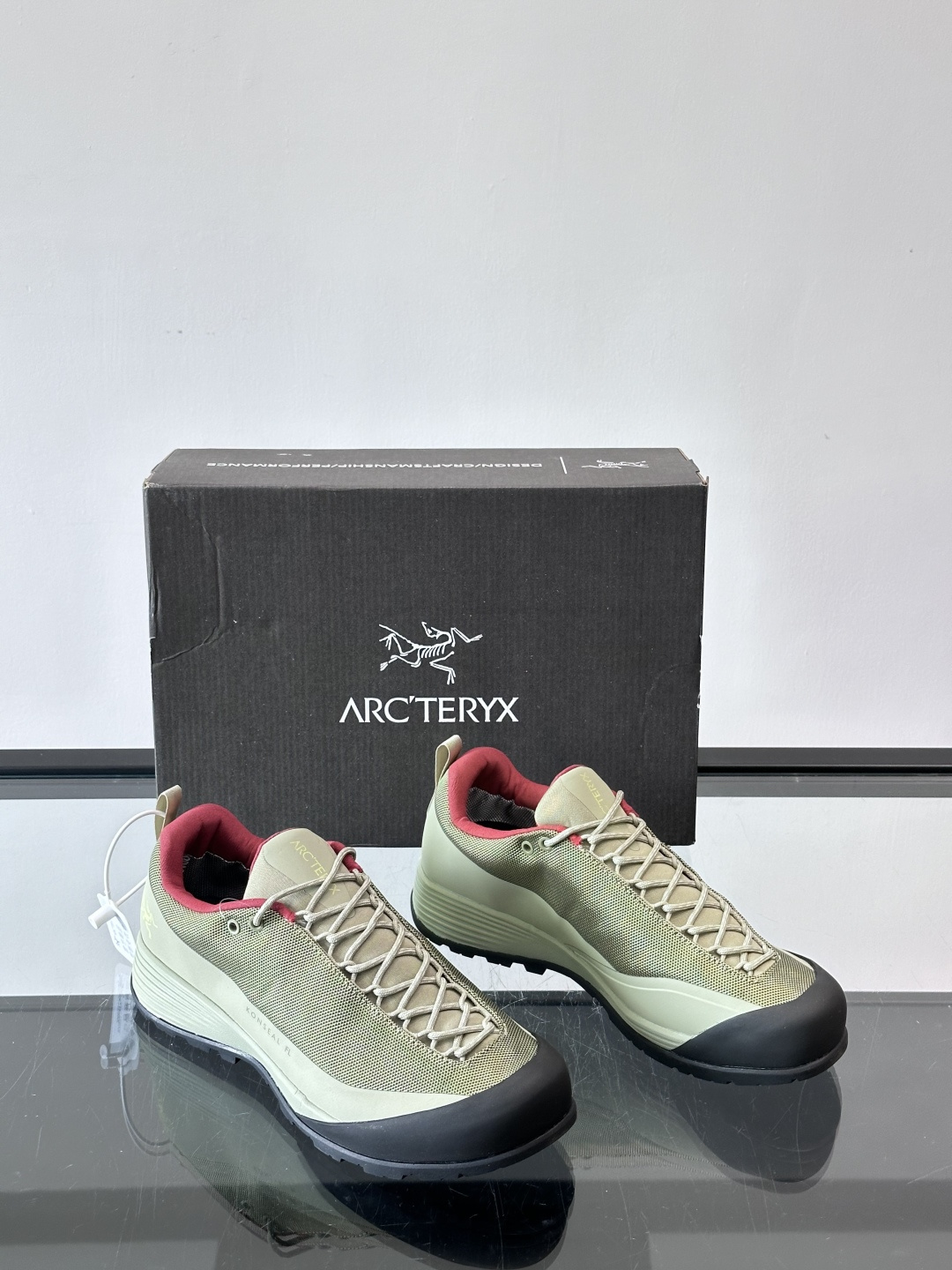 👟始祖鸟Konseal FL 2户外徒步鞋，主打轻量透气，鞋面用高性能网面+合成材质，速干又耐磨，夏天穿