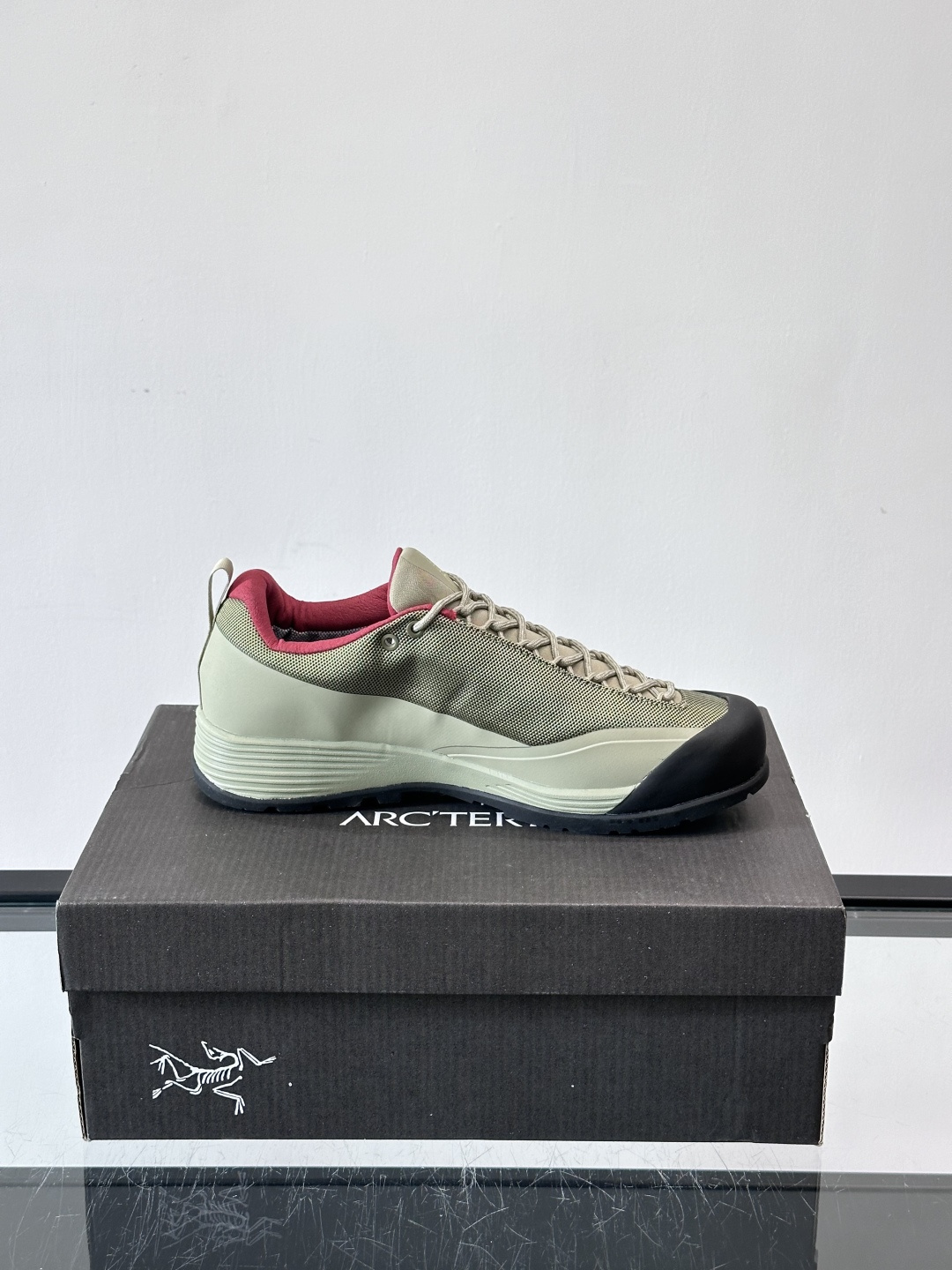 👟始祖鸟Konseal FL 2户外徒步鞋，主打轻量透气，鞋面用高性能网面+合成材质，速干又耐磨，夏天穿