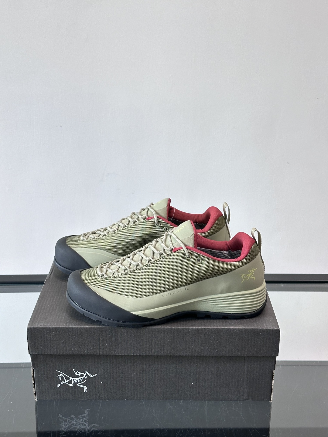 👟始祖鸟Konseal FL 2户外徒步鞋，主打轻量透气，鞋面用高性能网面+合成材质，速干又耐磨，夏天穿