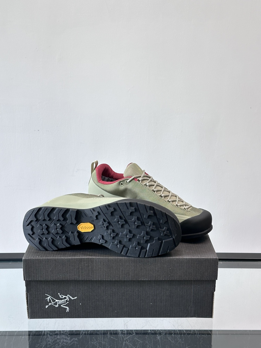 👟始祖鸟Konseal FL 2户外徒步鞋，主打轻量透气，鞋面用高性能网面+合成材质，速干又耐磨，夏天穿