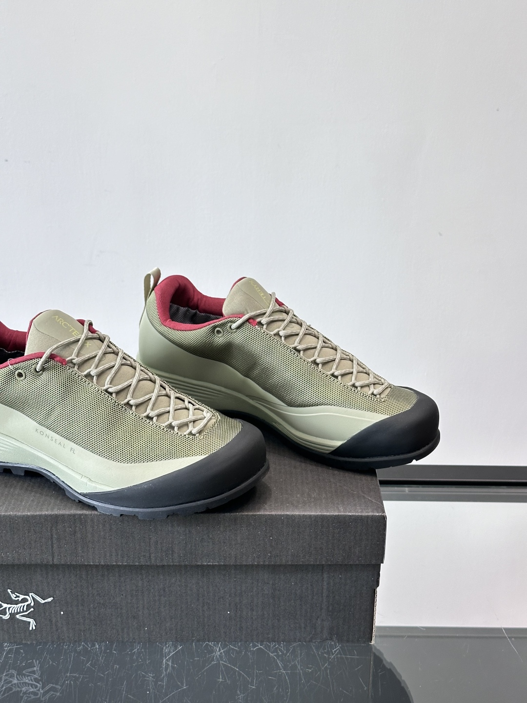 👟始祖鸟Konseal FL 2户外徒步鞋，主打轻量透气，鞋面用高性能网面+合成材质，速干又耐磨，夏天穿