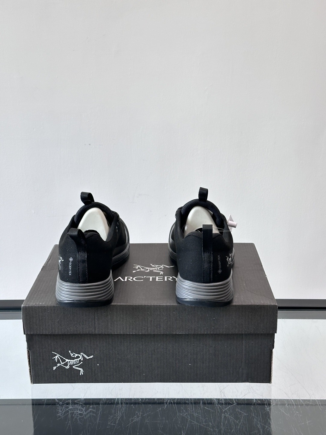 始祖鸟Konseal FL2 GTX户外徒步鞋，反绒牛皮拼接鞋面，质感高级又防水，南方潮湿或下雨天都能穿