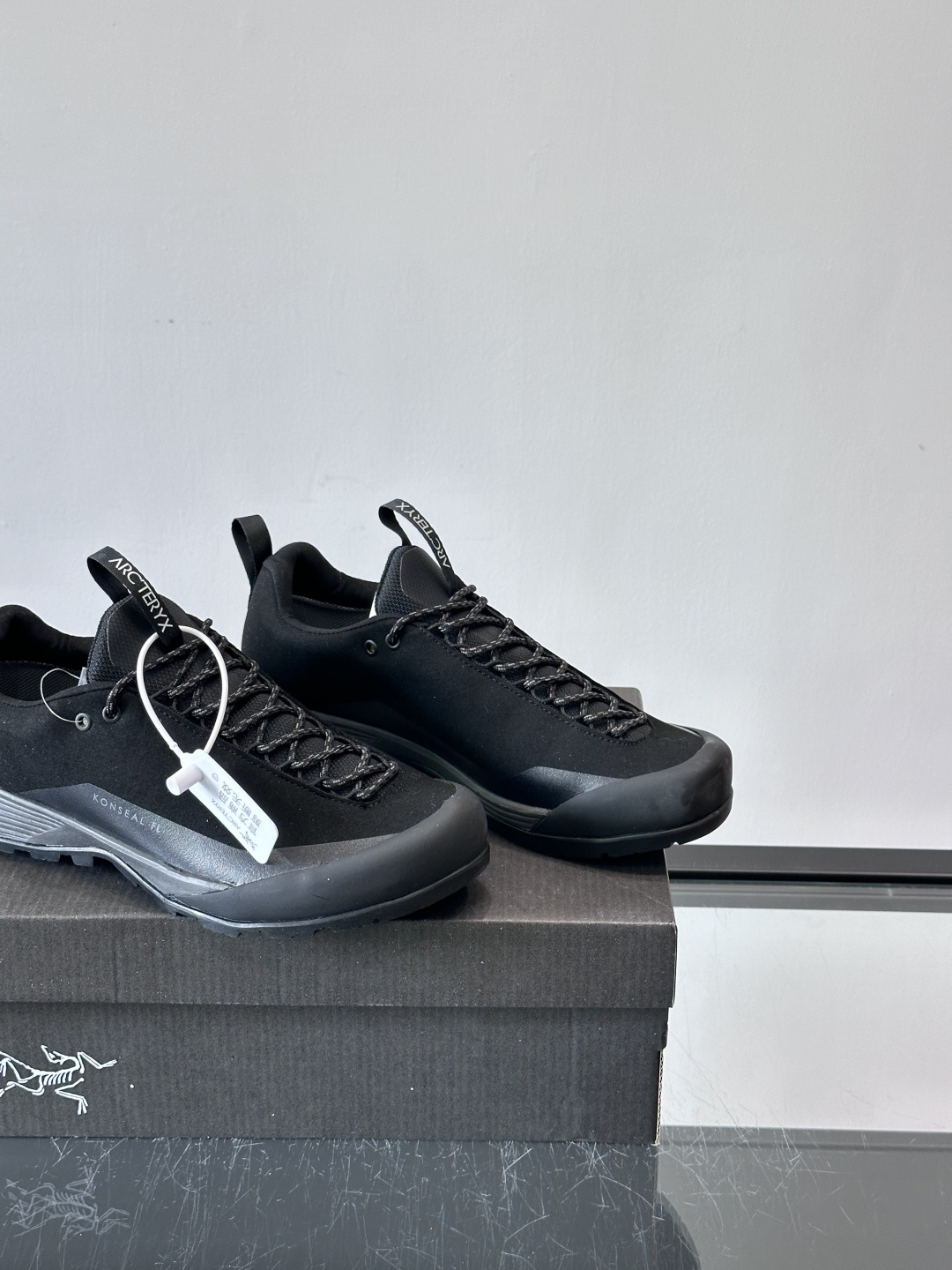 始祖鸟Konseal FL2 GTX户外徒步鞋，反绒牛皮拼接鞋面，质感高级又防水，南方潮湿或下雨天都能穿