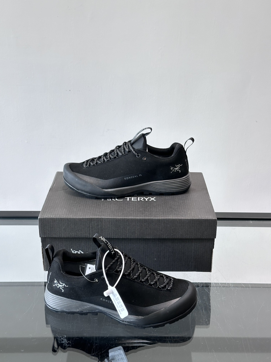 始祖鸟Konseal FL2 GTX户外徒步鞋，反绒牛皮拼接鞋面，质感高级又防水，南方潮湿或下雨天都能穿