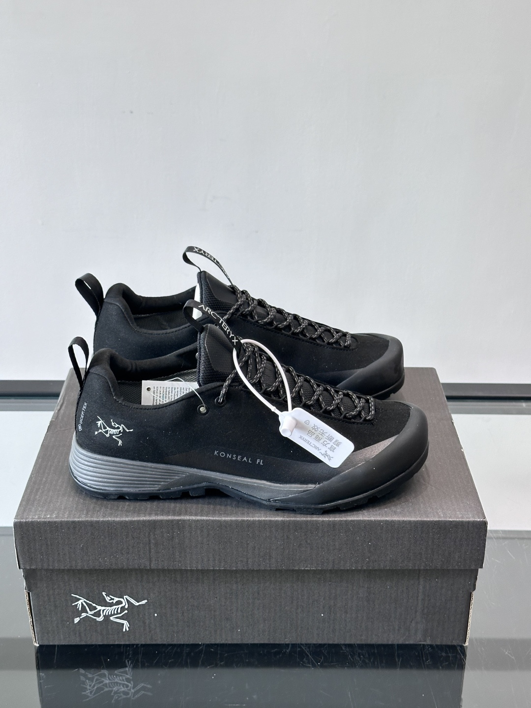 始祖鸟Konseal FL2 GTX户外徒步鞋，反绒牛皮拼接鞋面，质感高级又防水，南方潮湿或下雨天都能穿