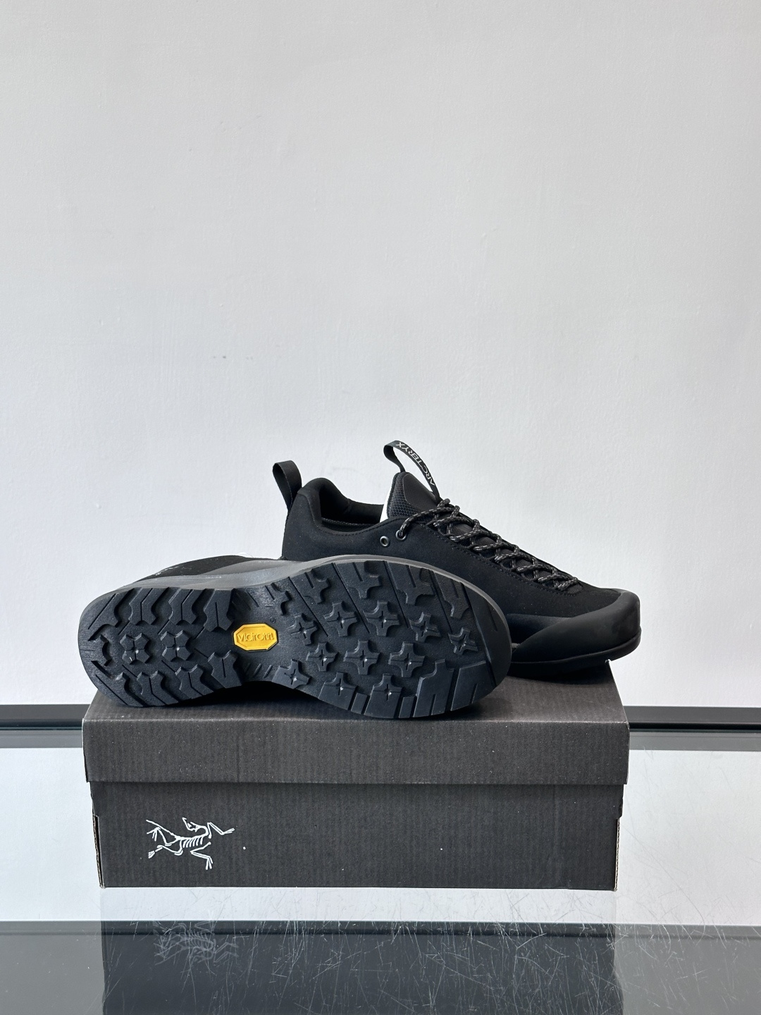 始祖鸟Konseal FL2 GTX户外徒步鞋，反绒牛皮拼接鞋面，质感高级又防水，南方潮湿或下雨天都能穿