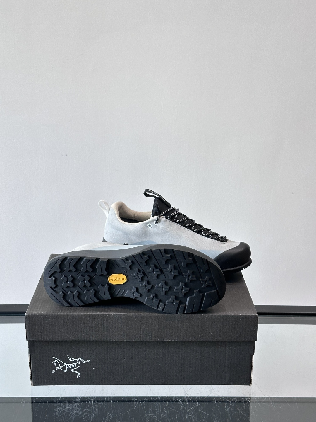 始祖鸟Konseal FL2 GTX户外徒步鞋，反绒牛皮拼接鞋面，质感高级又防水，南方潮湿或下雨天都能穿