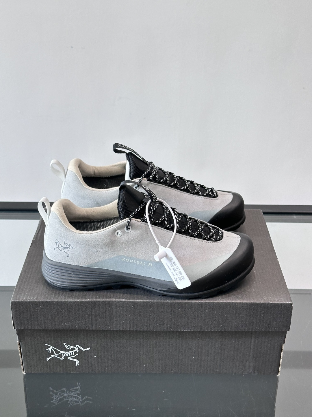 始祖鸟Konseal FL2 GTX户外徒步鞋，反绒牛皮拼接鞋面，质感高级又防水，南方潮湿或下雨天都能穿