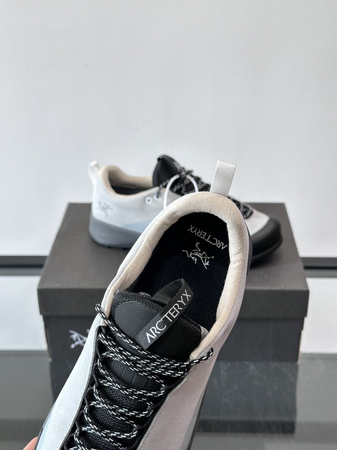 始祖鸟Konseal FL2 GTX户外徒步鞋，反绒牛皮拼接鞋面，质感高级又防水，南方潮湿或下雨天都能穿