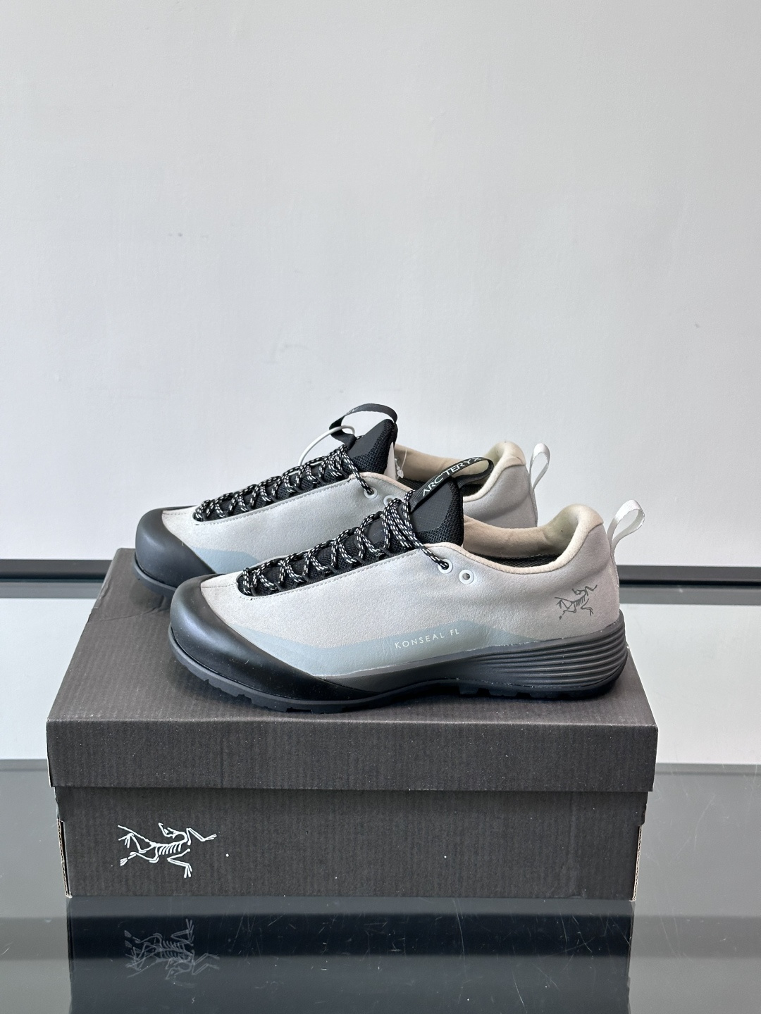 始祖鸟Konseal FL2 GTX户外徒步鞋，反绒牛皮拼接鞋面，质感高级又防水，南方潮湿或下雨天都能穿