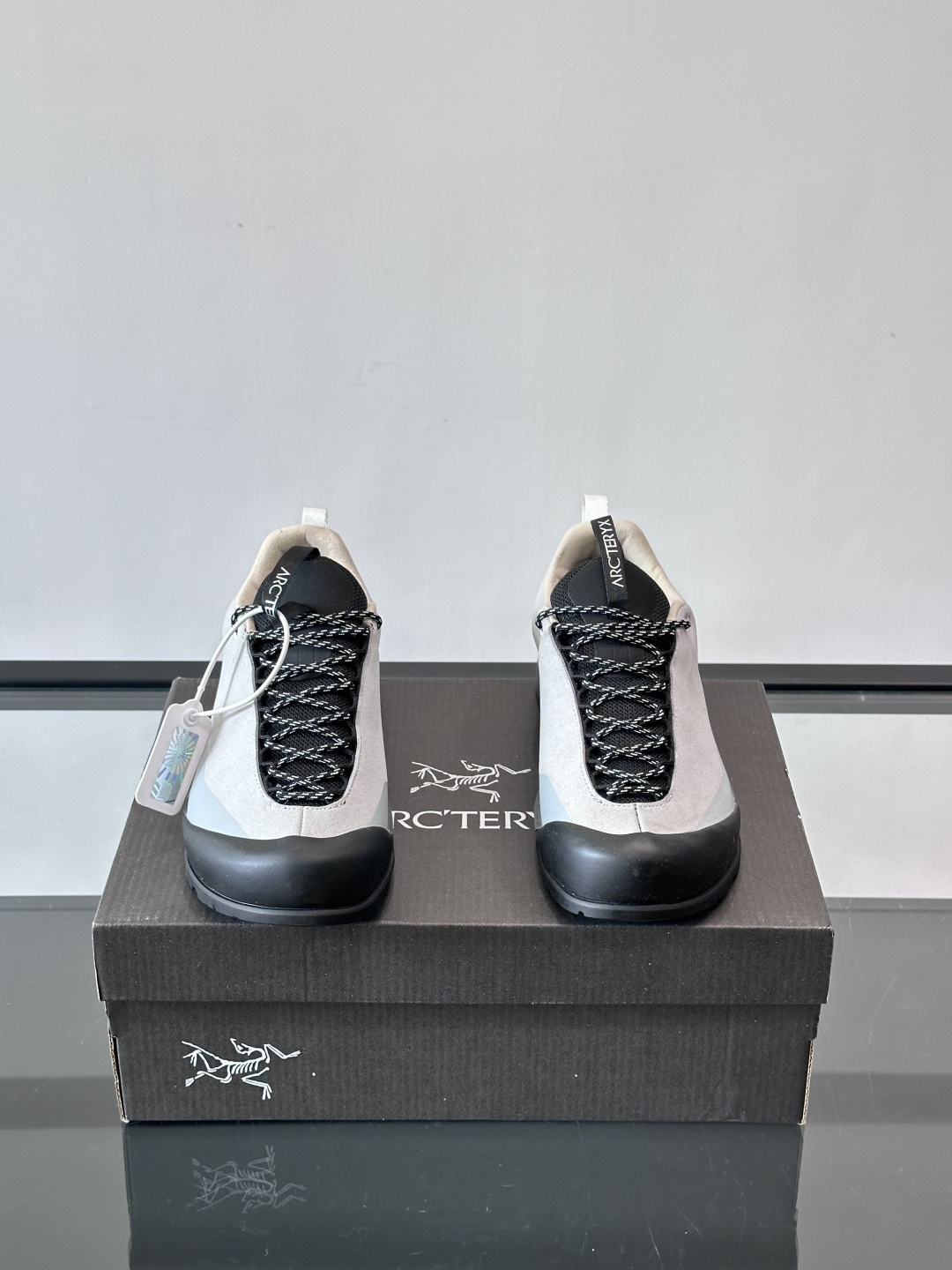 始祖鸟Konseal FL2 GTX户外徒步鞋，反绒牛皮拼接鞋面，质感高级又防水，南方潮湿或下雨天都能穿