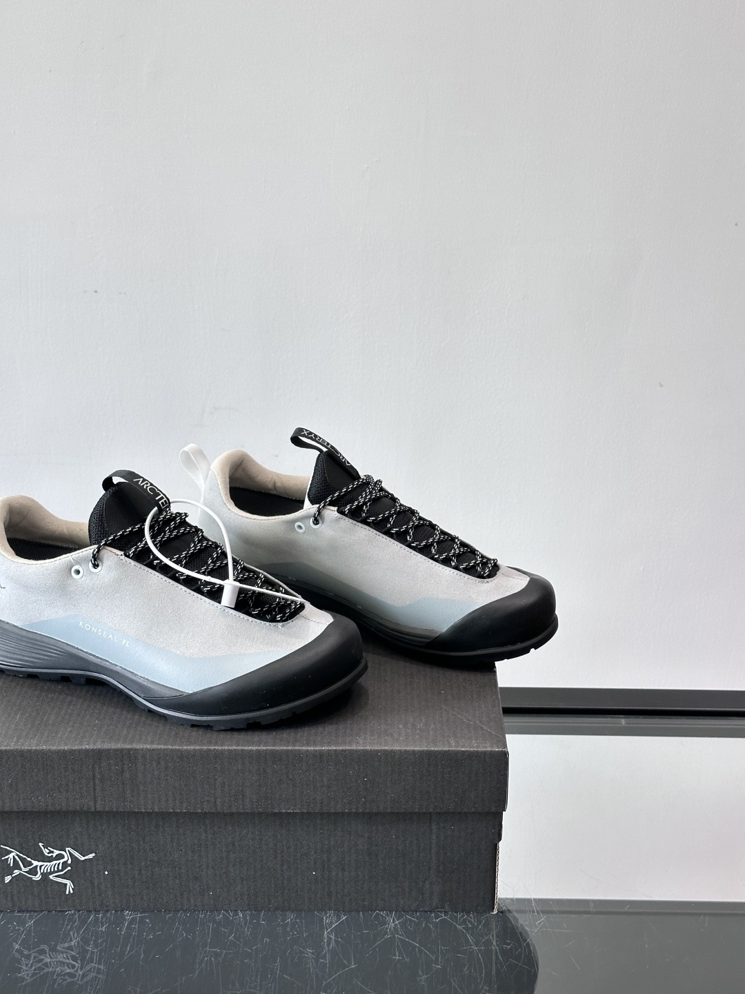 始祖鸟Konseal FL2 GTX户外徒步鞋，反绒牛皮拼接鞋面，质感高级又防水，南方潮湿或下雨天都能穿