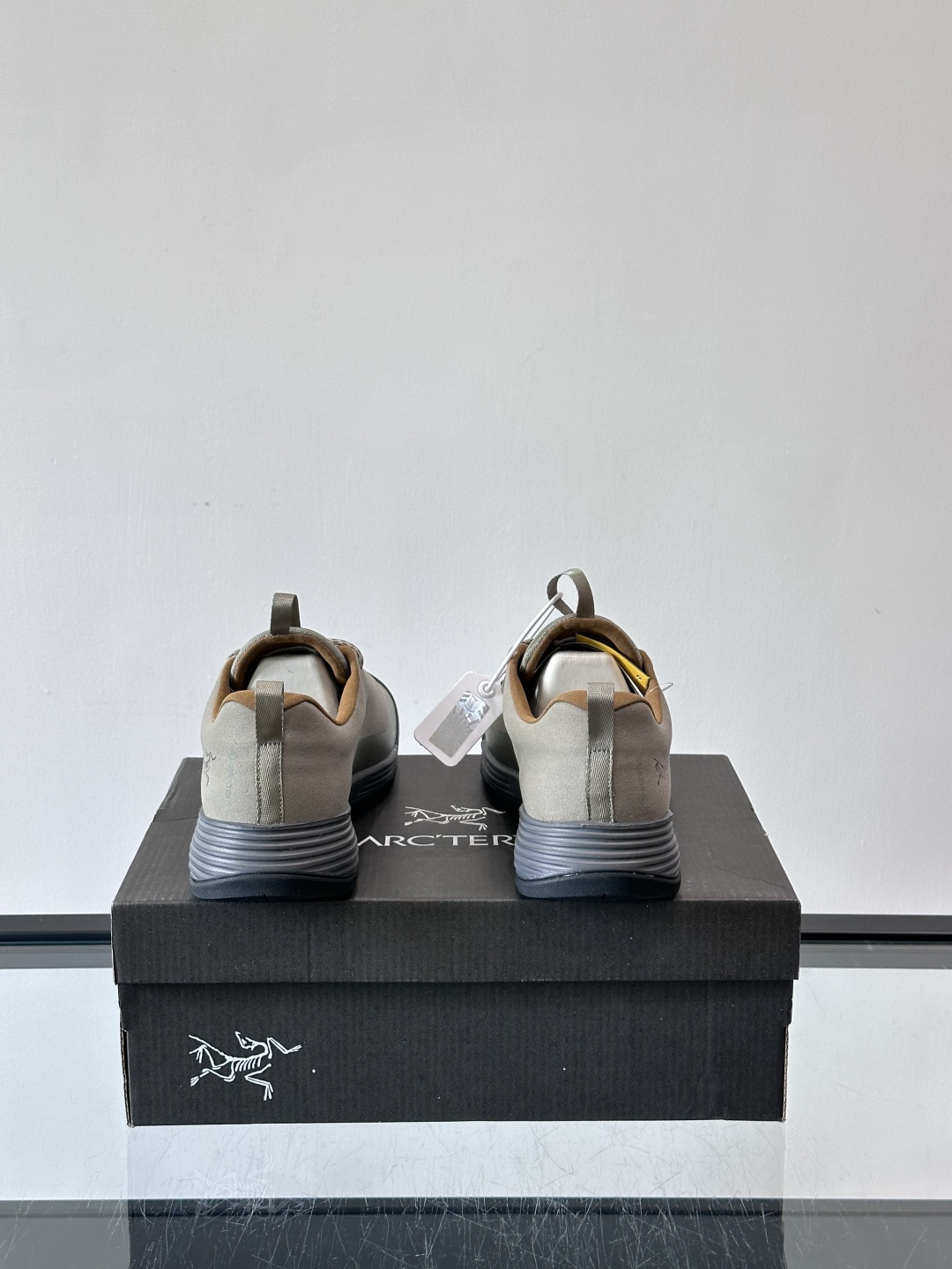 始祖鸟Konseal FL2 GTX户外徒步鞋，反绒牛皮拼接鞋面，质感高级又防水，南方潮湿或下雨天都能穿