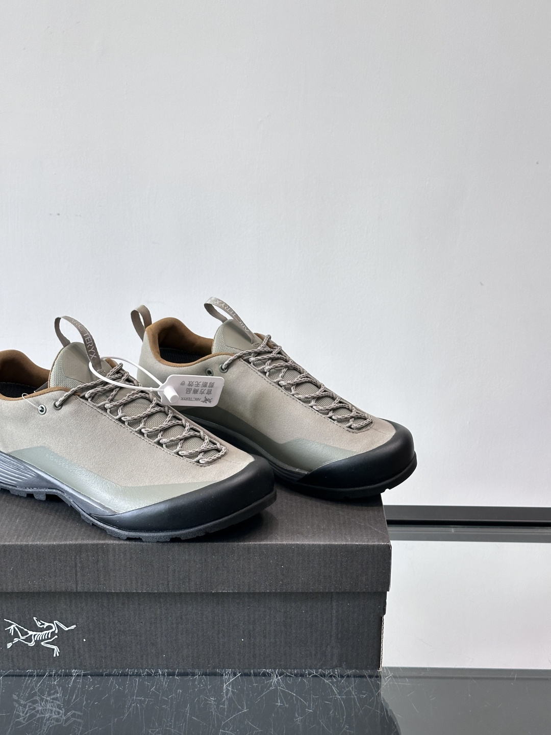 始祖鸟Konseal FL2 GTX户外徒步鞋，反绒牛皮拼接鞋面，质感高级又防水，南方潮湿或下雨天都能穿