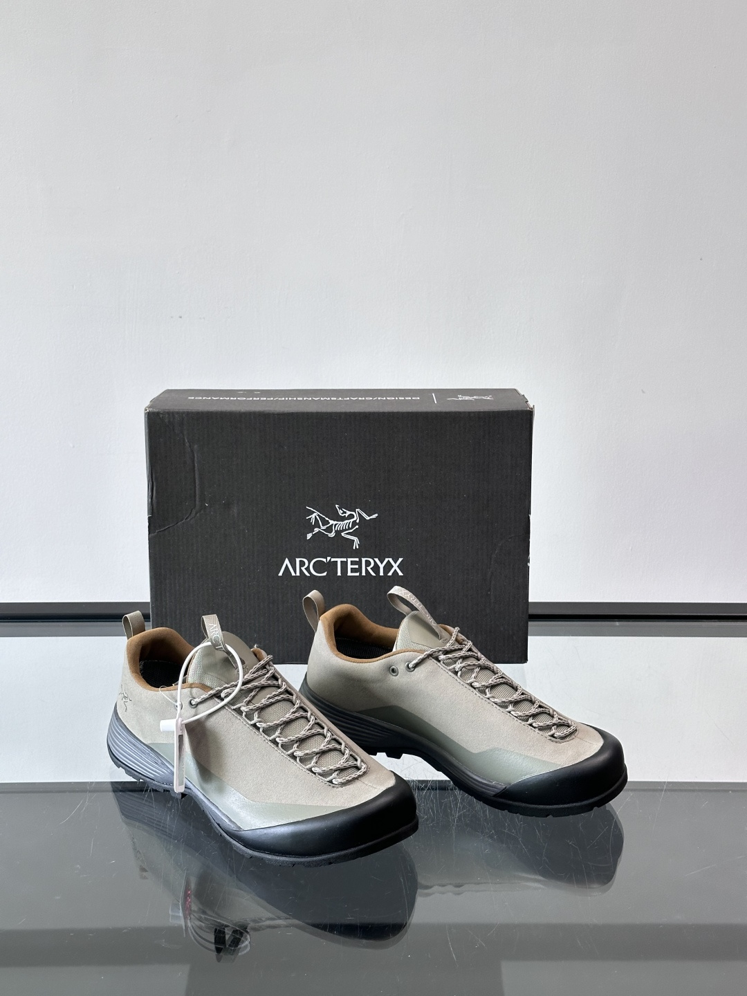 始祖鸟Konseal FL2 GTX户外徒步鞋，反绒牛皮拼接鞋面，质感高级又防水，南方潮湿或下雨天都能穿